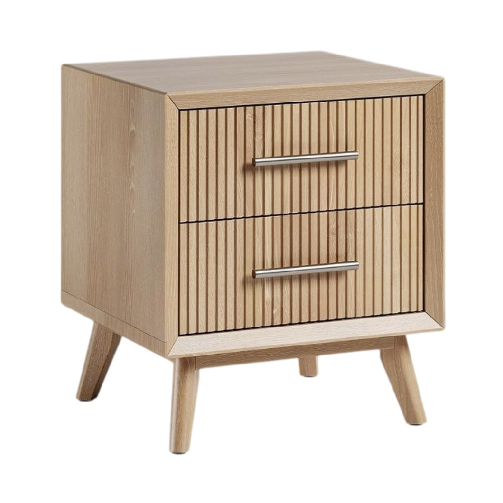 **Technische titel in het Nederlands: Minimalistische houten nachtkast met gestreepte fronten**
